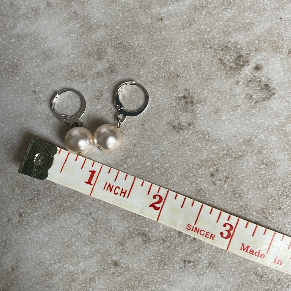 💥10/$10 Huggie hoop pearl earrings free with bundle - Picture 3 of 9